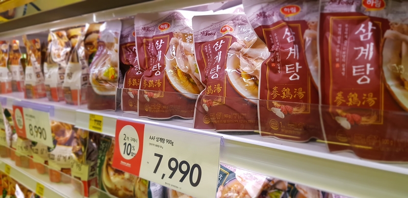 Los productos precocidos de samgyetang, exhibidos en un supermercado en Seúl. Este tipo de productos facilita la preparación complicada ya que sus alimentos vienen medio preparados. | Park Hye Ri